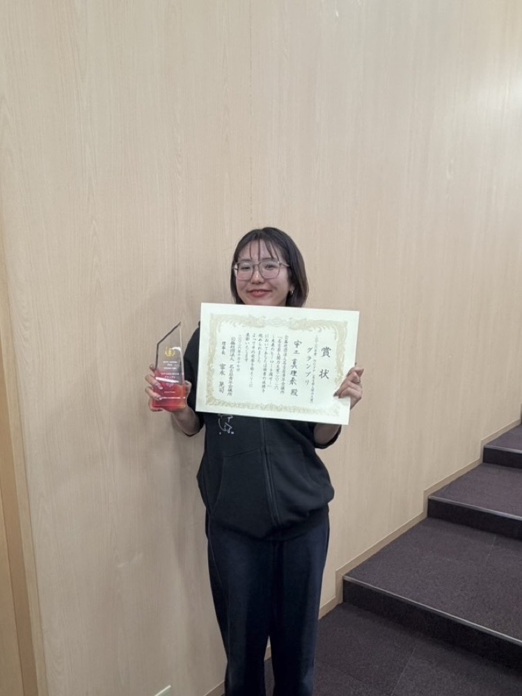 名古屋人間力大賞2026グランプリのトロフィーと賞状を手にする代表理事・土屋真理奈